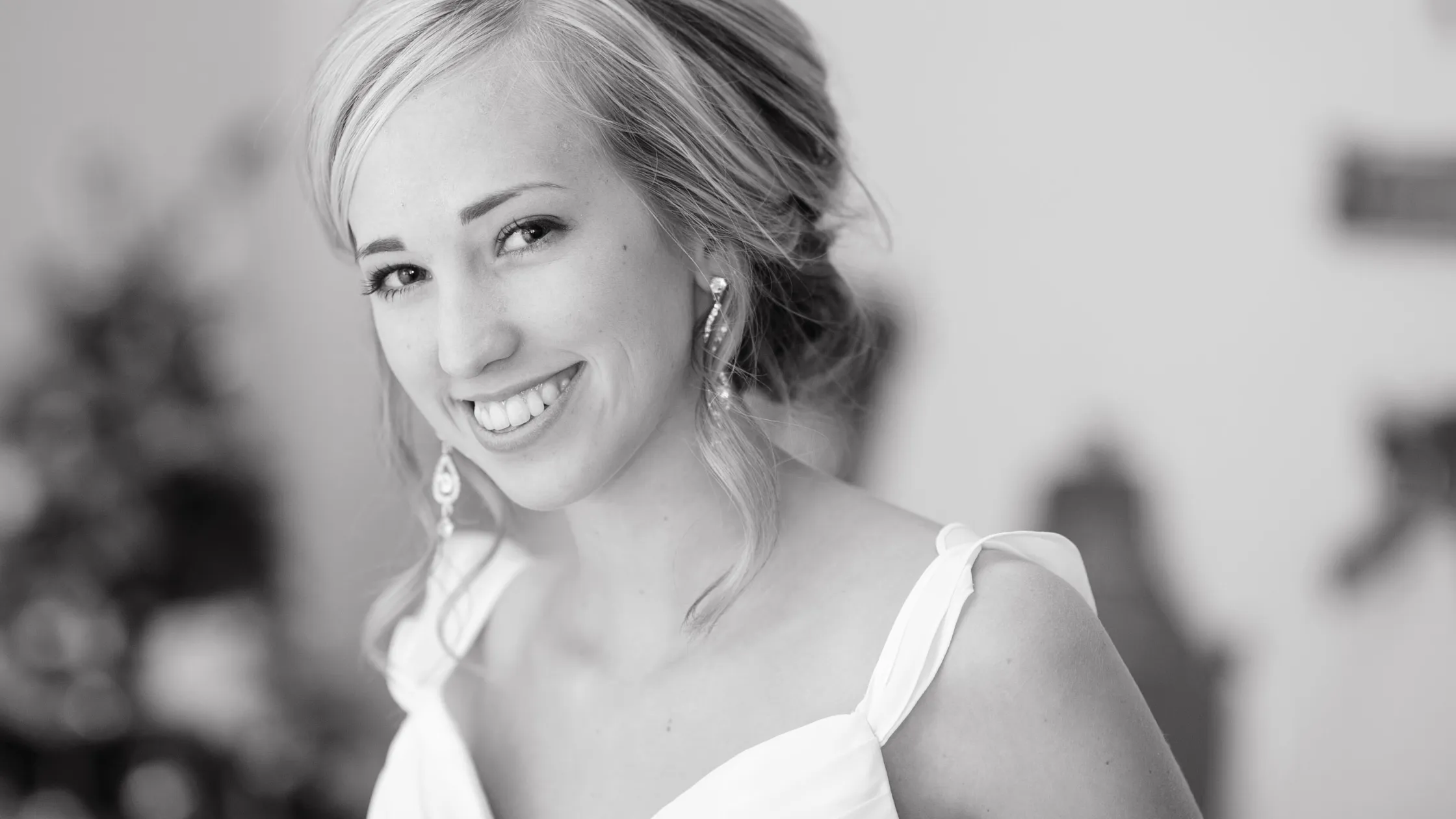 https://decare23.proactivedigital.ie/wp-content/uploads/2024/03/White-Smile-on-Wedding-Day.webp